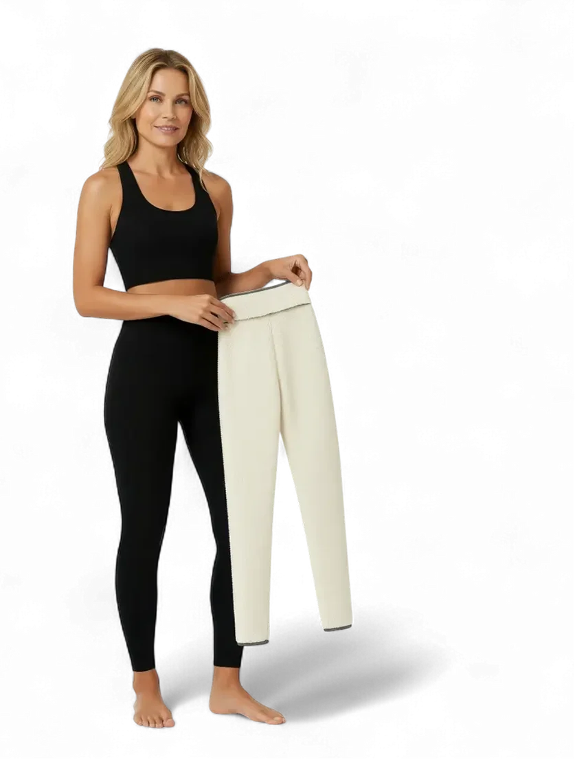 Femme en leggings noirs tenant une paire retournée pour montrer la doublure sherpa